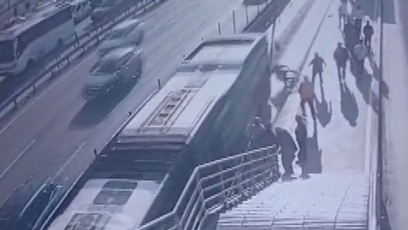 Bedensel engelli vatandaş metrobüs yolunda can verdi! Görüntüler dehşete düşürdü - Resim : 2
