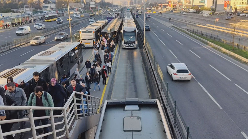 Bedensel engelli vatandaş metrobüs yolunda can verdi! Görüntüler dehşete düşürdü - Resim : 4
