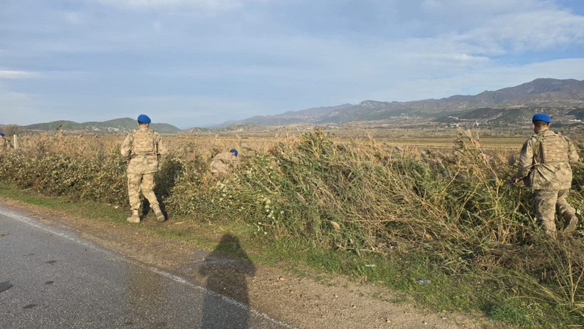 Otomobil sazlığa uçtu! 2 ölü 1 yaralı - Resim : 3