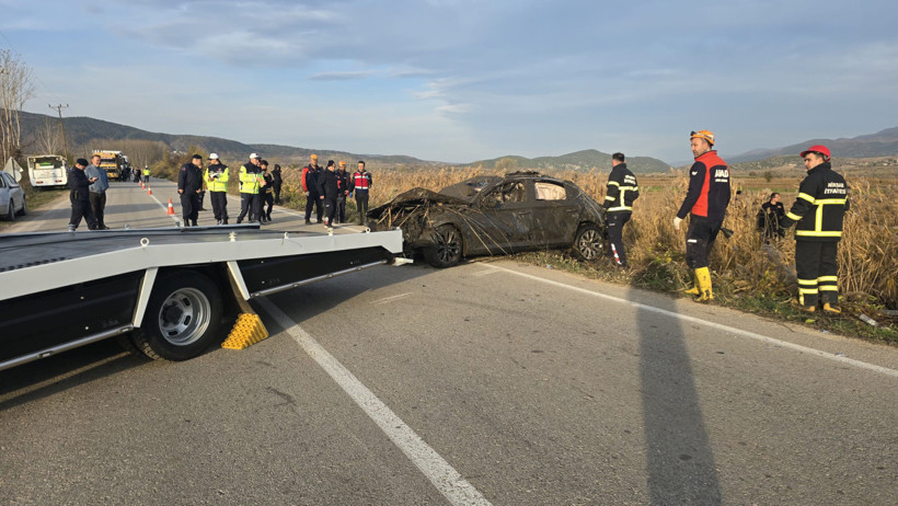 Otomobil sazlığa uçtu! 2 ölü 1 yaralı - Resim : 1