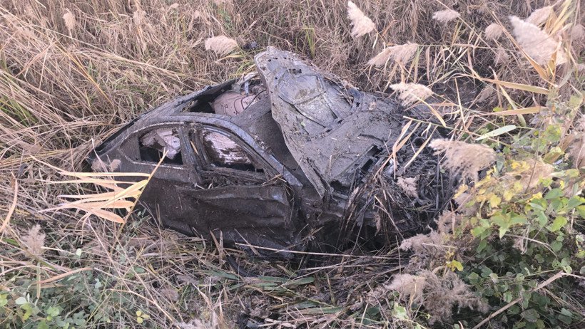 Otomobil sazlığa uçtu! 2 ölü 1 yaralı - Resim : 2