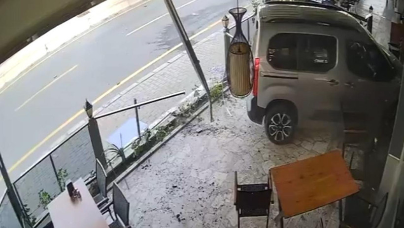 Ehliyetsiz sürücü önündeki araca vurup dükkana girdi: Kaçmaya çalışırken yakalandı - Resim : 1