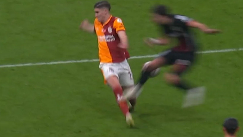 Gençlerbirliği'nin Galatasaray maçında gördüğü kırmızı kart doğru mu? beIN Trio son noktayı koydu! - Resim : 5