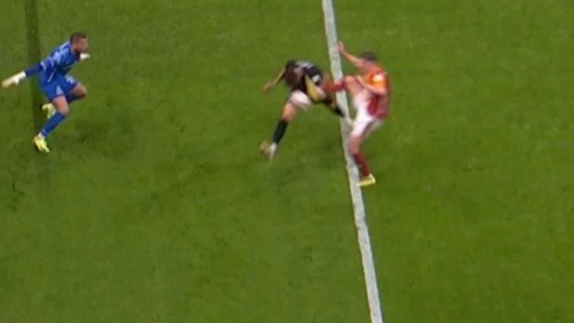 Gençlerbirliği'nin Galatasaray maçında gördüğü kırmızı kart doğru mu? beIN Trio son noktayı koydu! - Resim : 7