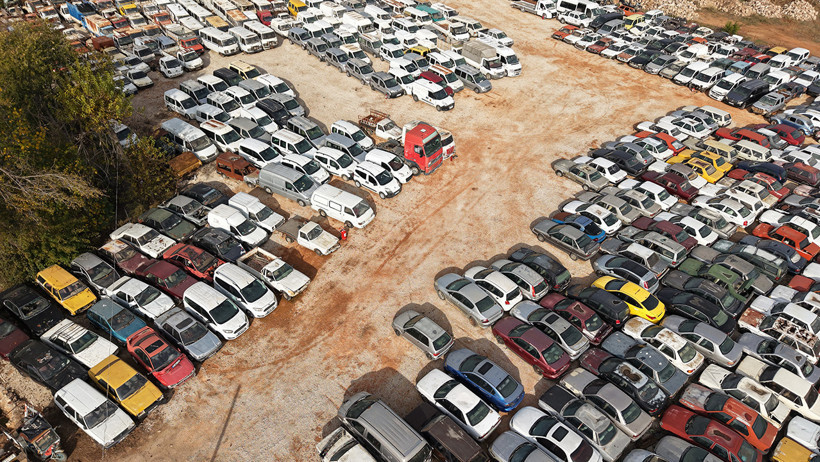 Antalya'da 2 bin 500 otomobil çürümeye terk edildi - Resim : 1