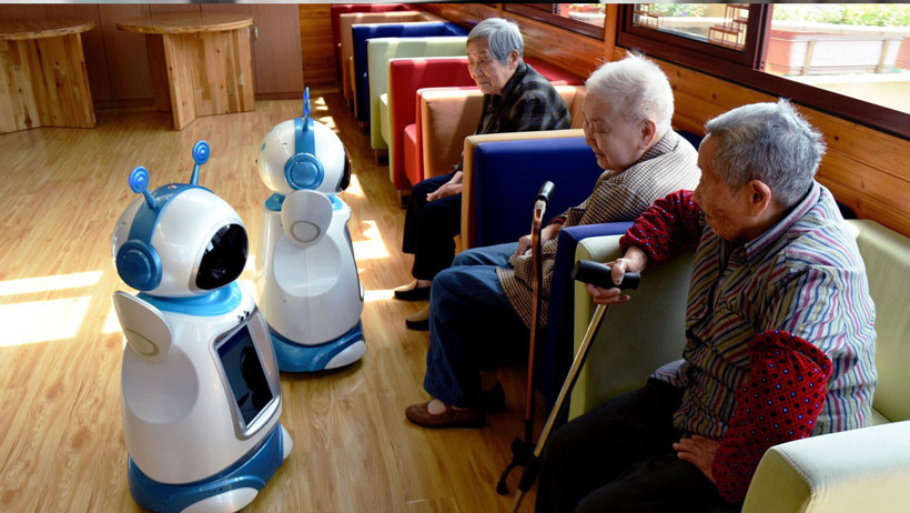 Yaşlılara artık robotlar bakıyor: Satranç oynayan da var, yürümeye yardım eden de… - Resim : 1