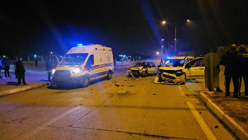 Erzincan'da gerçekleşen maddi hasarlı trafik kazasında 4 kişi hafif yaralandı - Resim : 1