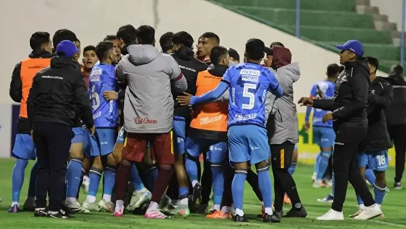 Ortalık savaş alanına döndü! 17 kırmızı kart çıktı: Tekme ve yumruklar havada uçuştu - Resim : 4