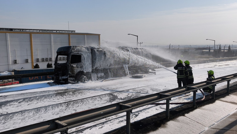 Mersin'de akaryakıt yüklü tanker alev alev yandı - Resim : 4