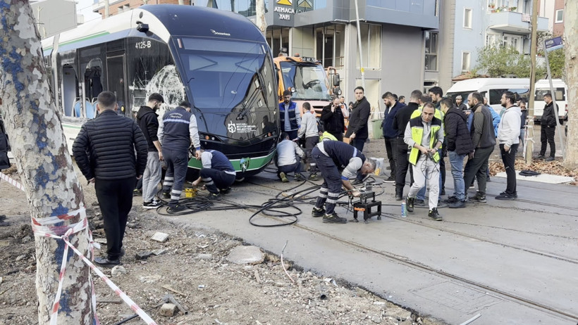 Tramvay ile çöp kamyonu çarpıştı! 3 yaralı - Resim : 1