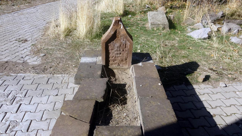 Defineciler tarihi Haydar Baba mezarlığı’nı altın aramak için talan etti: Ortaya kemikler çıktı - Resim : 2