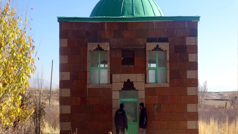 Defineciler tarihi Haydar Baba mezarlığı’nı altın aramak için talan etti: Ortaya kemikler çıktı - Resim : 1