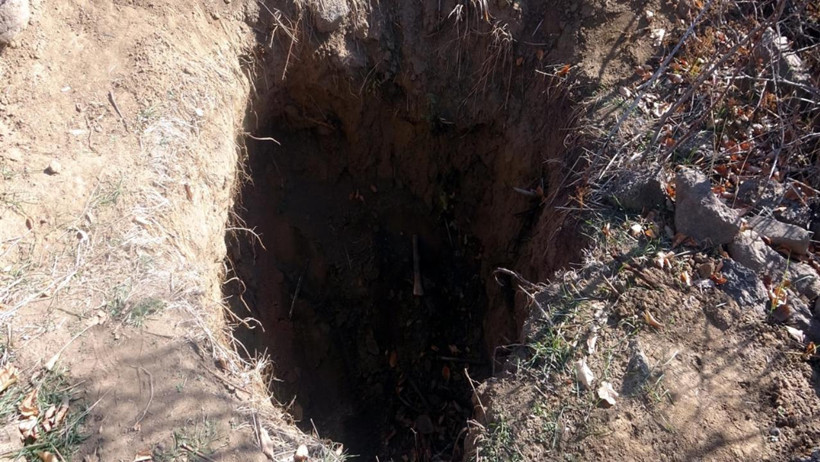 Defineciler tarihi Haydar Baba mezarlığı’nı altın aramak için talan etti: Ortaya kemikler çıktı - Resim : 3