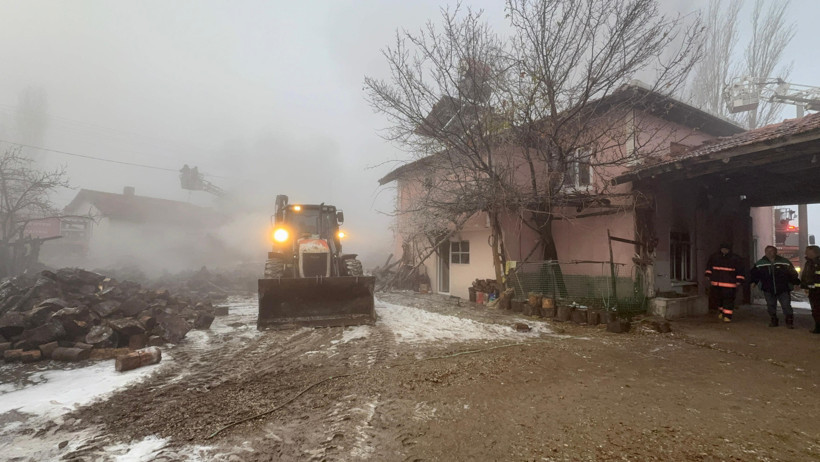 Bükerler Köyü'nde kış ortasında kabus: Bir aile evsiz kaldı! Sabaha karşı alevler her şeyi yuttu - Resim : 2