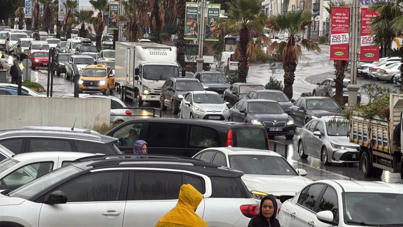 Tatilciler sel suyuna teslim oldu! Hayat durdu - Resim : 2