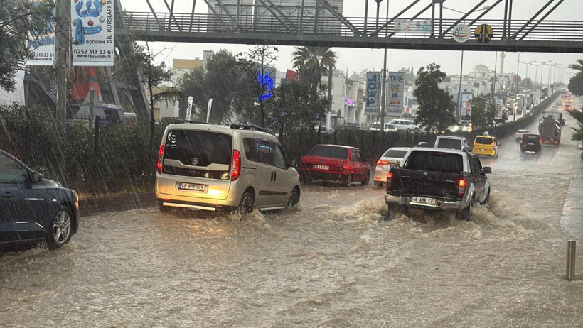 Tatilciler sel suyuna teslim oldu! Hayat durdu - Resim : 6