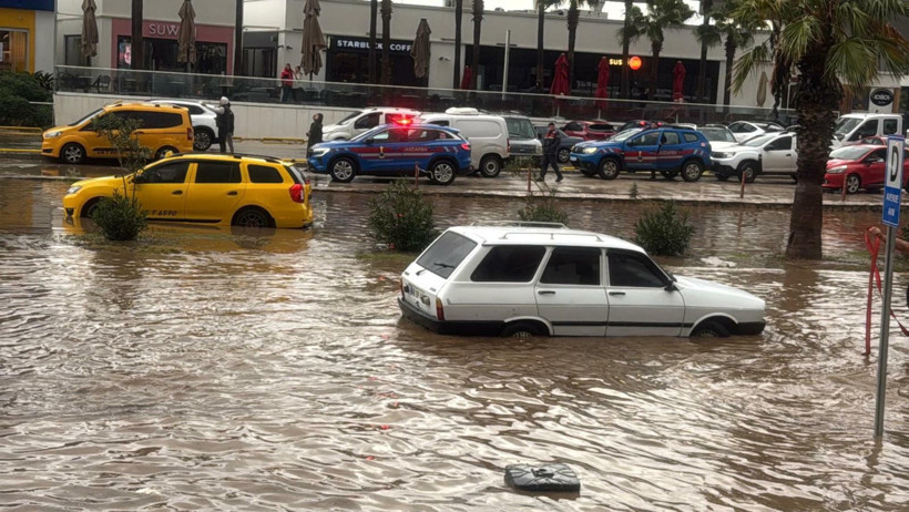 Tatilciler sel suyuna teslim oldu! Hayat durdu - Resim : 1