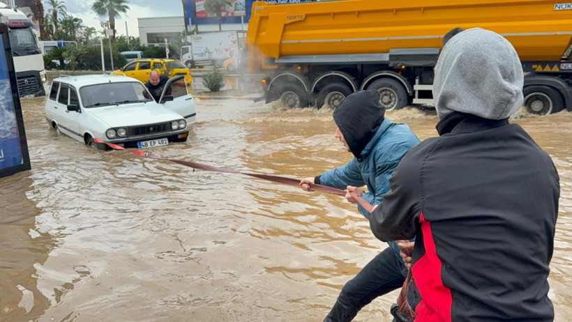 Tatilciler sel suyuna teslim oldu! Hayat durdu - Resim : 7
