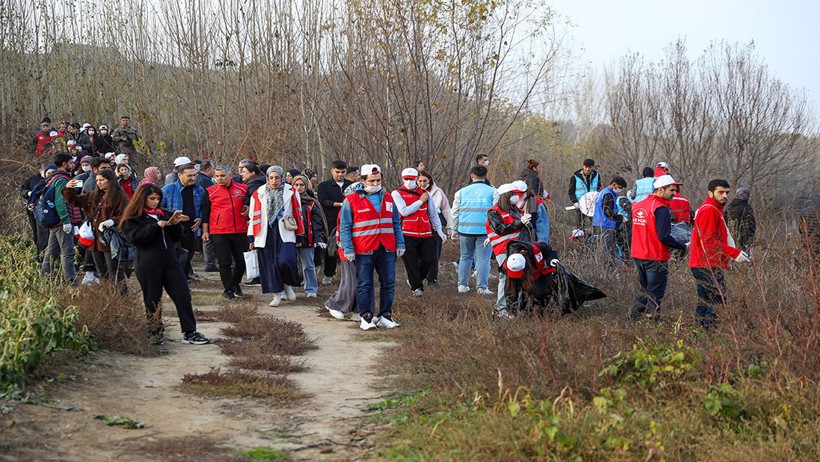 Hevsel Bahçeleri’nde Vali ve gençler el ele temizle - Resim : 5