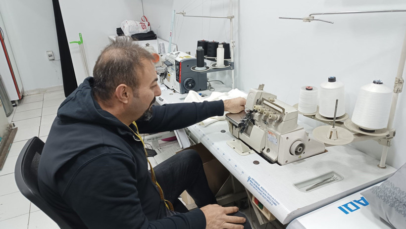 Batmanlı terziden alkışlanacak hareket! Yırtık okul kıyafetlerini ücretsiz dikiyor - Resim : 1
