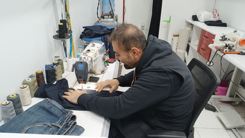 Batmanlı terziden alkışlanacak hareket! Yırtık okul kıyafetlerini ücretsiz dikiyor - Resim : 3