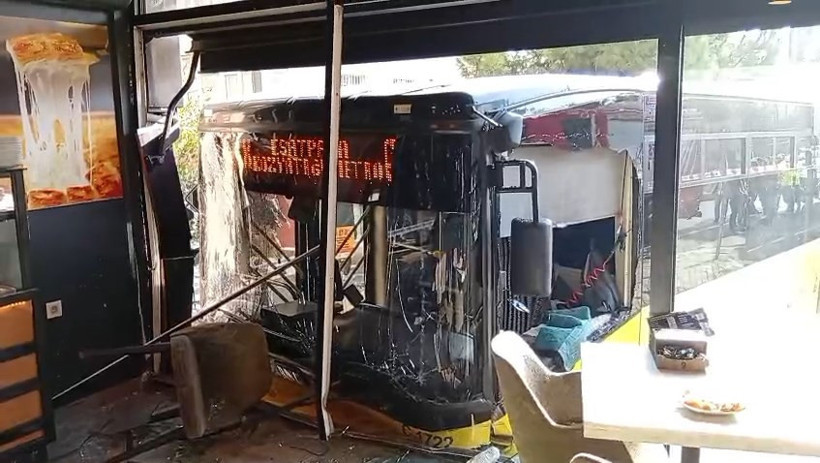 İETT otobüsü börekçiye daldı! 4 yaralı - Resim : 2