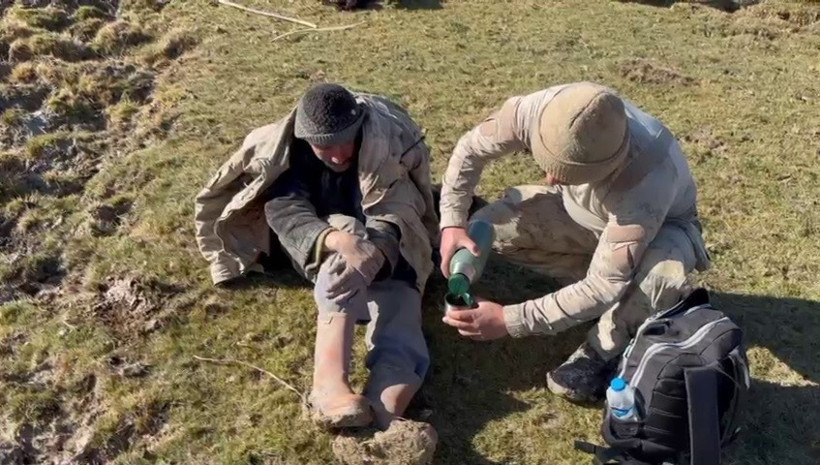 160 koyunla kaybolan çoban bulundu! Türk askeri sırtında taşıdı! İlk sözleri bakın ne oldu - Resim : 1