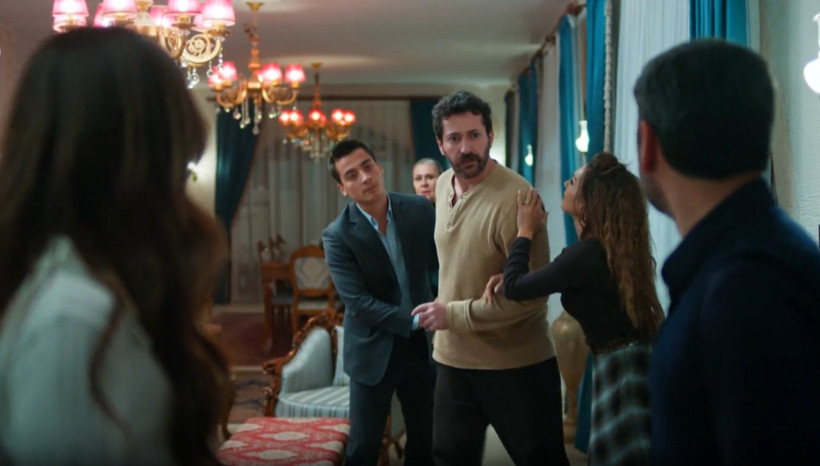 Uzak Şehir'de duygu fırtınası: Oğul baba karşısında, anne aşkını saklayamadı - Resim : 1