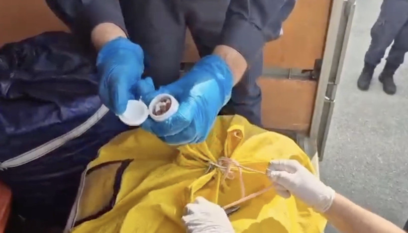 Nakliye aracında dev operasyon! Ev eşyası gibi taşıdılar: On binlerce hap ele geçirildi! - Resim : 4