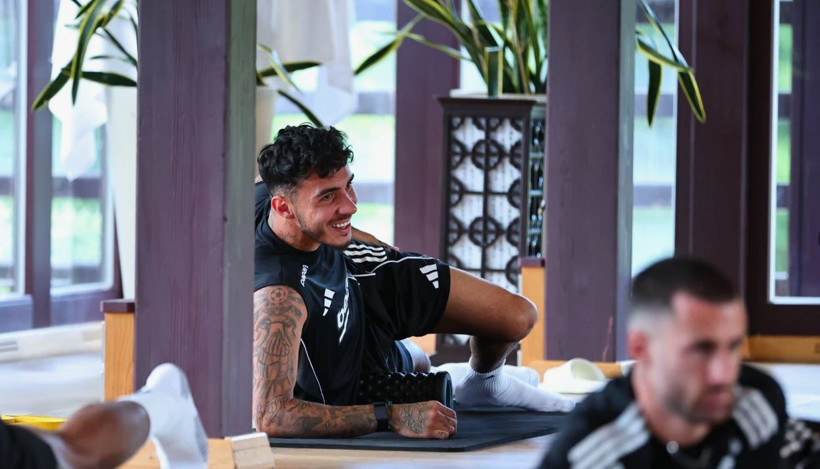 Eşref Rüya'nın Nisan'ı Demet Özdemir Beşiktaşlı Emirhan Topçu ile aşk mı yaşıyor? Yaş farkı dikkat çekti! - Resim : 16