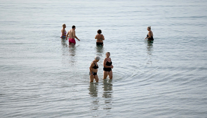 Kasım’da Kuşadası’nda yaz yaşanıyor! 25,6 dereceyle plajlar doldu taştı! - Resim : 1