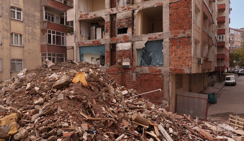 Burası İstanbul! Kentsel dönüşüm sonrası ortaya çıktı: Binanın duvarı hiç yapılmamış - Resim : 1
