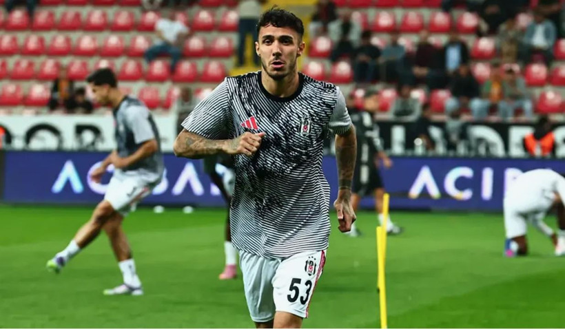 Eşref Rüya'nın Nisan'ı Demet Özdemir Beşiktaşlı Emirhan Topçu ile aşk mı yaşıyor? Yaş farkı dikkat çekti! - Resim : 19