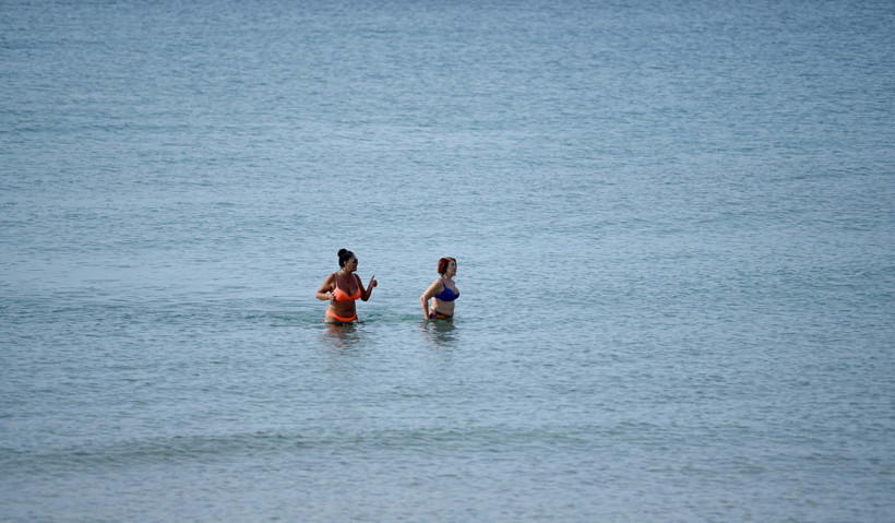 Kasım’da Kuşadası’nda yaz yaşanıyor! 25,6 dereceyle plajlar doldu taştı! - Resim : 2