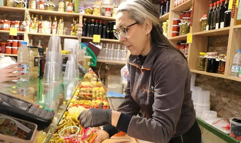 ‘Neşeli Günler’ filmi gerçek oldu! Boşanan çift aynı sokakta rakip oldu: “Keşke Sadece limon mu sirke mi kavgası olsa…” - Resim: 13