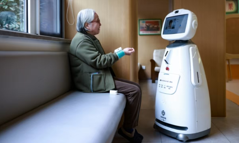 Yaşlılara artık robotlar bakıyor: Satranç oynayan da var, yürümeye yardım eden de… - Resim : 2