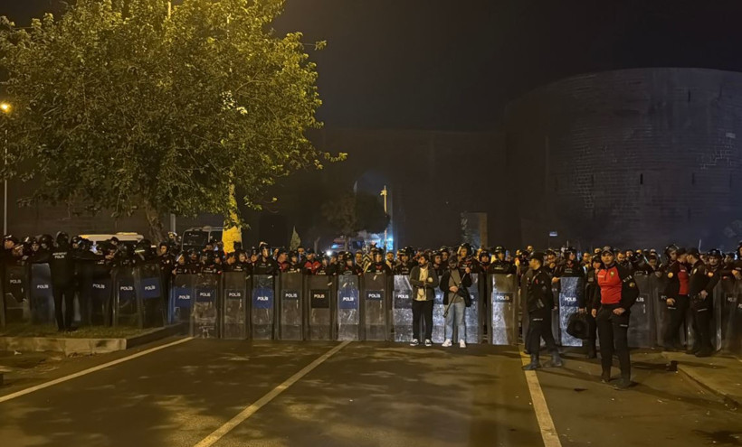 DEM resmi vatan haini Öcalan için yürüdü! Diyarbakır'da Apo posteri. Polis müdahale etti - Resim : 3