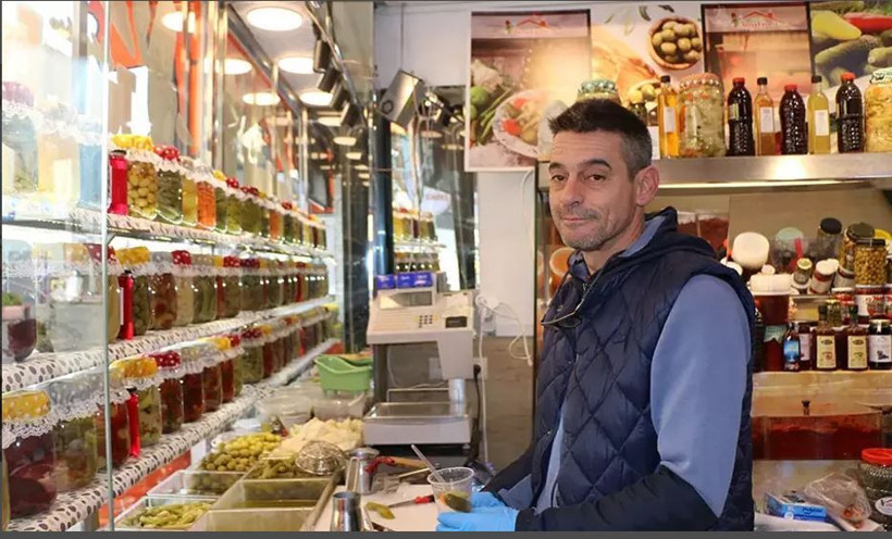 ‘Neşeli Günler’ filmi gerçek oldu! Boşanan çift aynı sokakta rakip oldu: “Keşke Sadece limon mu sirke mi kavgası olsa…” - Resim: 4