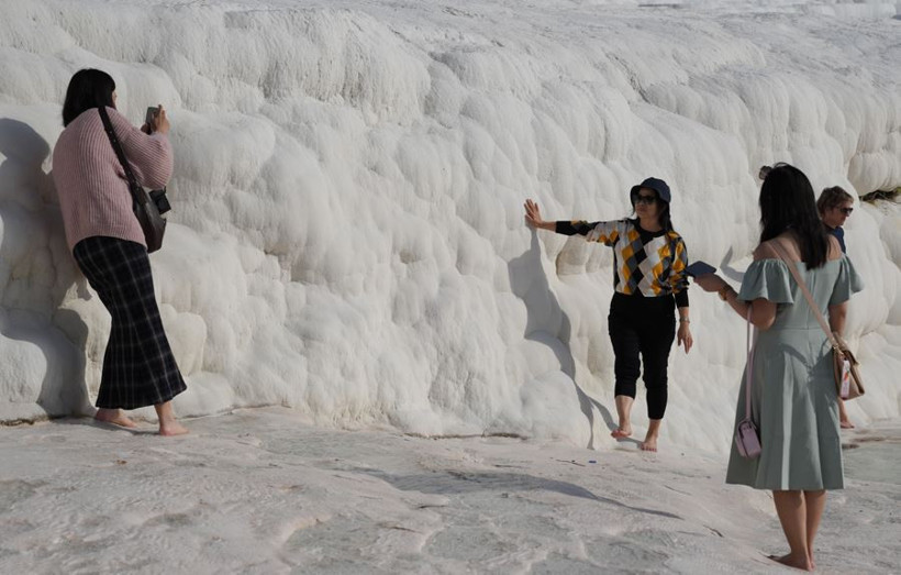 Travertenler Asyalı kafilelerle doldu - Resim : 1