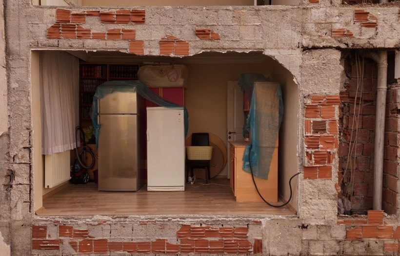 Burası İstanbul! Kentsel dönüşüm sonrası ortaya çıktı: Binanın duvarı hiç yapılmamış - Resim : 3