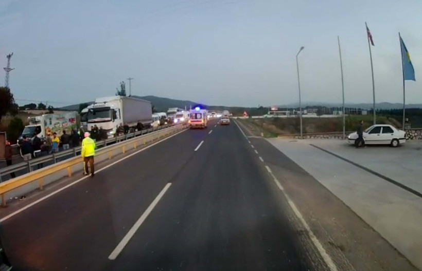 Zeytin yolunda facia! 4 araç birbirine girdi: 1 ölü, 2'si ağır 8 yaralı - Resim : 3