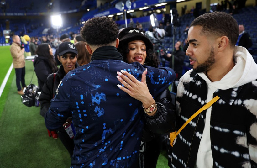 Dünya yıldızı futbolcu Jadon Sancho ve rapçi sevgilisi Saweetie’ ile Sirkeci paparazzilere yakalandı: Köşe bucak saklandılar! - Resim : 5