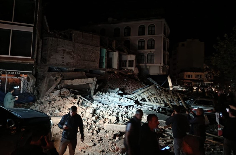 Tüm Ege ve Marmara'da hissedildi: Sındırgı 6.1'le sallandı - Resim : 10