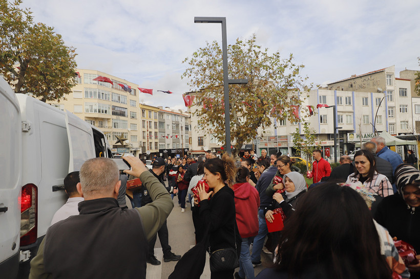 Keşan’da kurtuluş coşkusu izdihama döndü: Kek için çocuklar eziliyordu! - Resim : 1