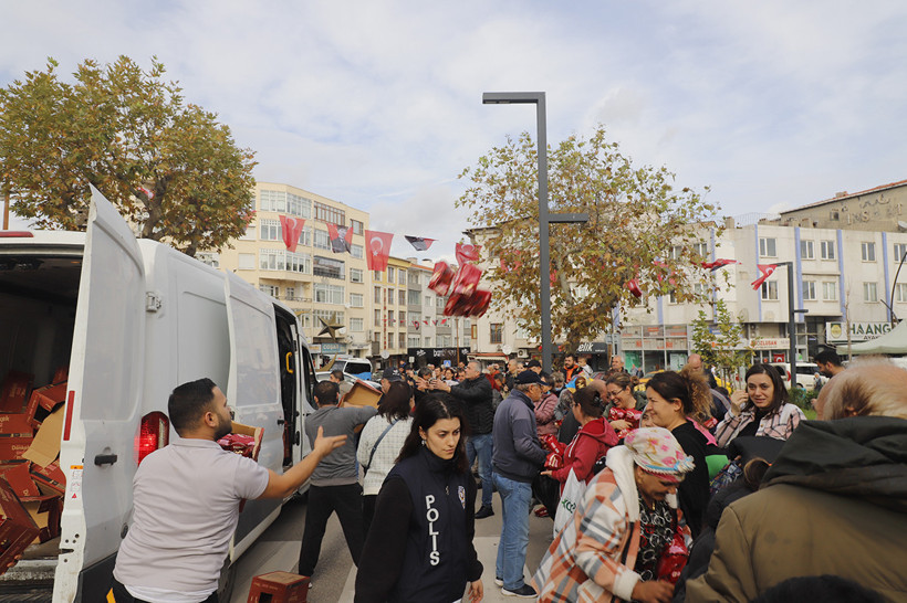 Keşan’da kurtuluş coşkusu izdihama döndü: Kek için çocuklar eziliyordu! - Resim : 5