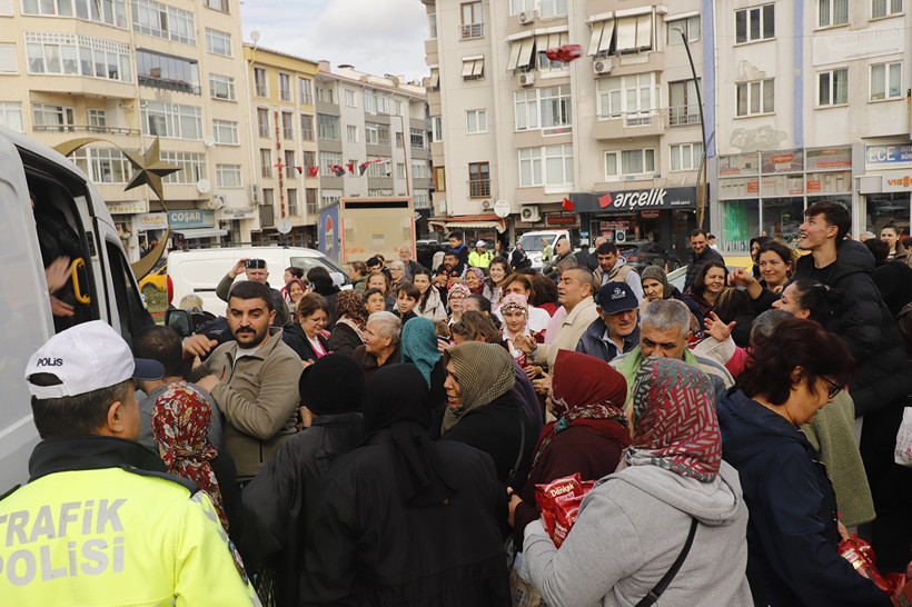 Keşan’da kurtuluş coşkusu izdihama döndü: Kek için çocuklar eziliyordu! - Resim : 10