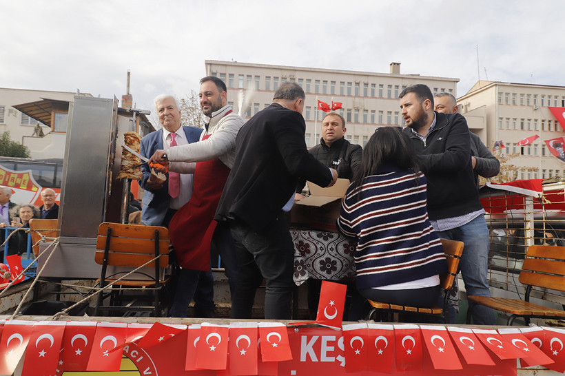 Keşan’da kurtuluş coşkusu izdihama döndü: Kek için çocuklar eziliyordu! - Resim : 3