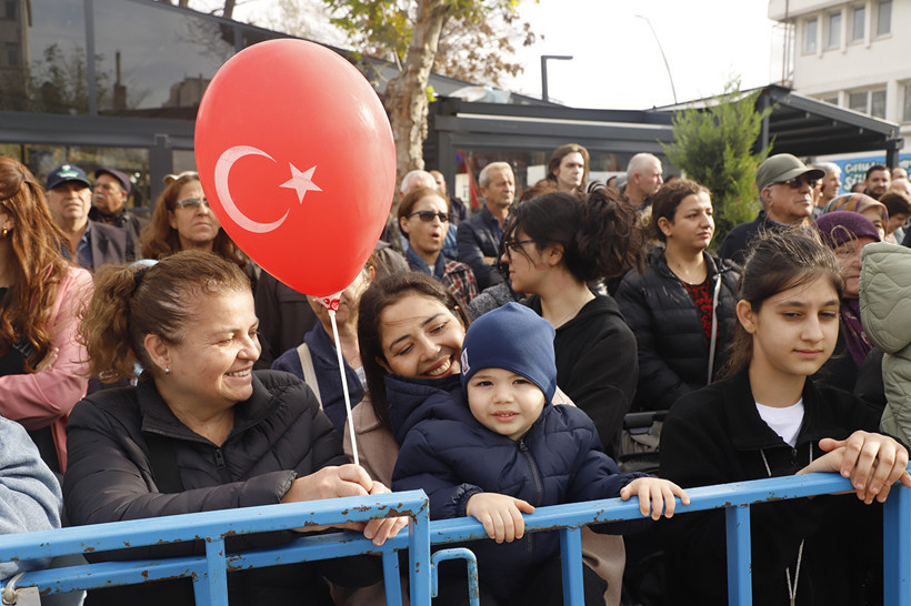 Keşan’da kurtuluş coşkusu izdihama döndü: Kek için çocuklar eziliyordu! - Resim : 4
