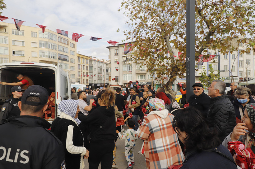 Keşan’da kurtuluş coşkusu izdihama döndü: Kek için çocuklar eziliyordu! - Resim : 2
