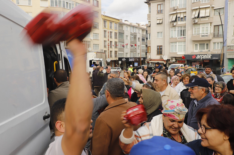 Keşan’da kurtuluş coşkusu izdihama döndü: Kek için çocuklar eziliyordu! - Resim : 8